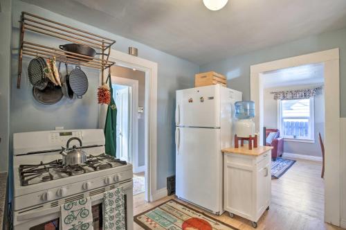 Il comprend une cuisine équipée d'une cuisinière et d'un réfrigérateur blanc. dans l'établissement Adventure Home Base - 7 Blocks to Downtown!, à Grand Junction
