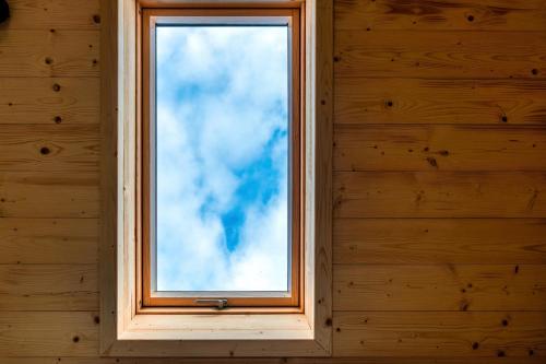a window in a room with wooden walls at Apartament Zagroda in Czarny Dunajec