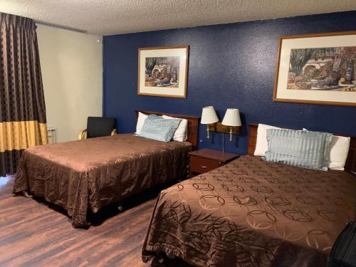 Americas Best Value Inn-El Cajon/San Diego tesisinde bir odada yatak veya yataklar