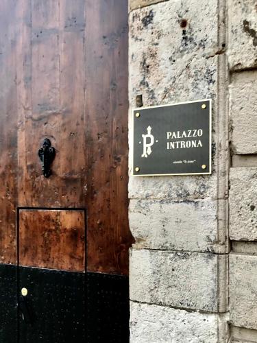 Un certificado, premio, letrero u otro documento en Palazzo Introna
