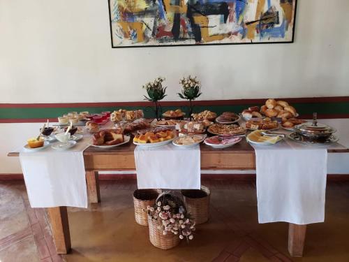 Ein Tisch mit einem Haufen Essen drauf. in der Unterkunft Pousada Canto Verde in Serra do Cipo
