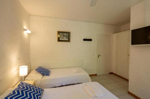 Cama o camas en una habitación de Hotel Arcoiris
