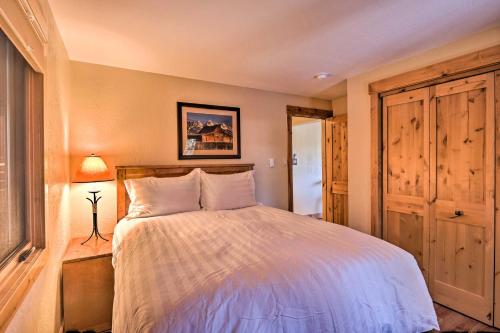 - une chambre avec un grand lit et une fenêtre dans l'établissement Ski-In Breck Condo Walk to Shops and Restaurants!, à Breckenridge