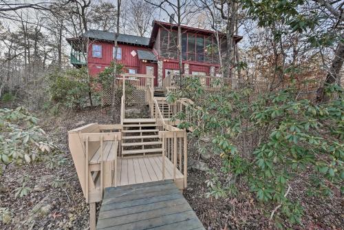 Φωτογραφία από το άλμπουμ του Spacious Waterfront Retreat with Dock and Hot Tub σε Mentone
