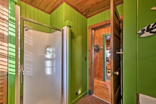 bagno con pareti verdi e cabina doccia di Spacious Waterfront Retreat with Dock and Hot Tub a Mentone