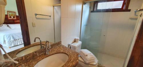 W łazience znajduje się umywalka, prysznic i toaleta. w obiekcie Pousada Casa de Praia w mieście Praia do Forte