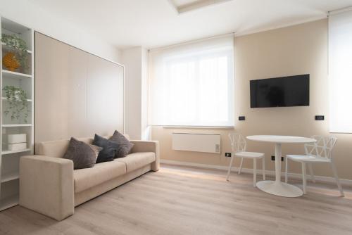a living room with a couch and a table at Redi Suite in Bari