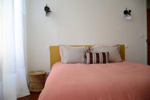 - une chambre avec un lit doté d'une couverture et d'oreillers roses dans l'établissement 85 m2 centre ville 2 mn vieux Port au calme, à Marseille
