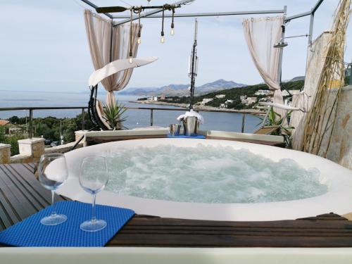a bath tub on a balcony with a view of the ocean at Apartment Carpe Diem 1 in Utjeha