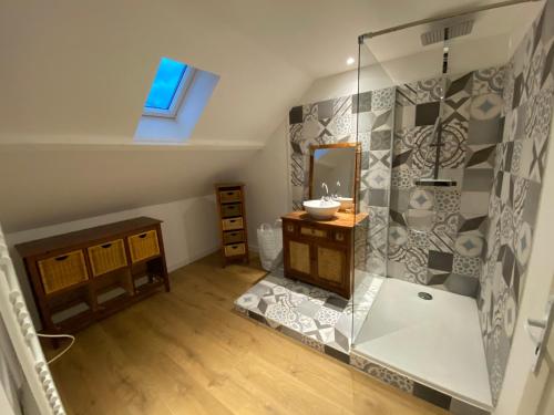 a bathroom with a shower with a sink and a mirror at La Sècherie de Waldam pour 4 personnes in Oye-Plage