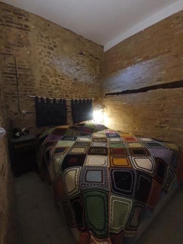 ein Schlafzimmer mit einem farbenfrohen Bett in einem Zimmer in der Unterkunft La Dimora del Cont'Orto in Giulianova