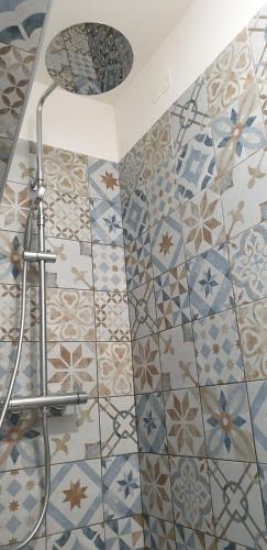 a bathroom with blue and white tiles on the wall at Kos in Florence