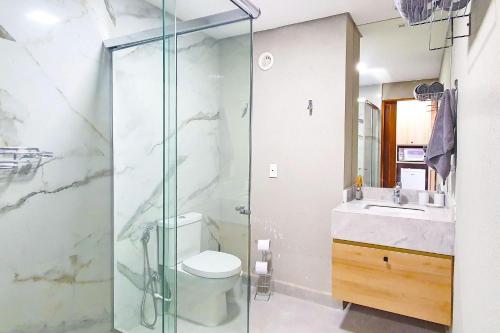 een badkamer met een douche, een toilet en een wastafel bij Qavi - Flat completo com piscina privativa #ÎledePipa in Pipa