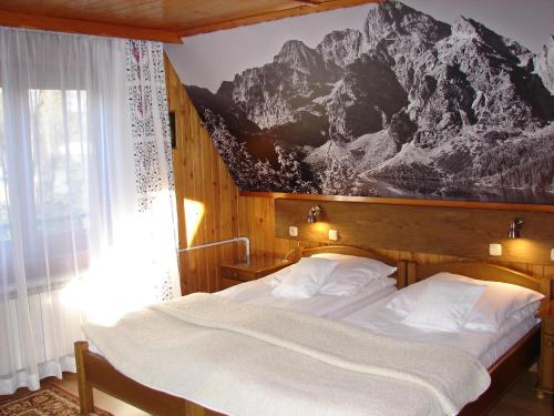 Kalina 2 في زاكوباني: غرفة نوم مع سرير مع لوحة جبلية على الحائط