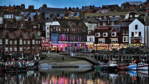 een stad met boten in het water en gebouwen bij Seabourne Penthouse Stunning Seaviews with optional hot tub hire at Homesweetholidayhomes in Scarborough