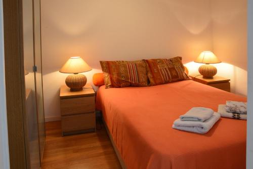 ein Schlafzimmer mit einem Bett mit Handtüchern darauf in der Unterkunft Apartamento Chiado Carmo 53 in Lissabon