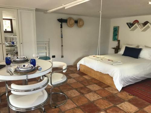 1 dormitorio con 1 cama, mesa y sillas en Loft La petite, en Guatiza