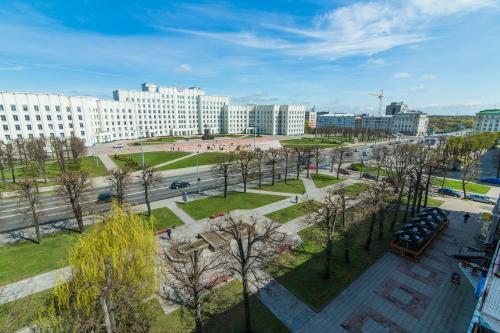 a park with trees and buildings in a city at Apartments on Lenina in Mogilev