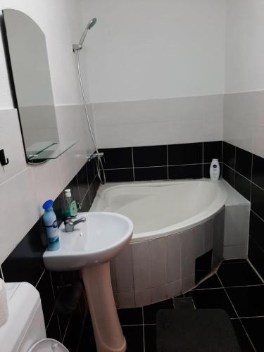 Ένα μπάνιο στο Apartments Lord