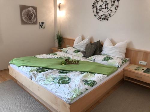ザンクト・ヨーハン・イム・ポンガウにあるFerienwohnung Marionのベッド(上に緑の毛布付)