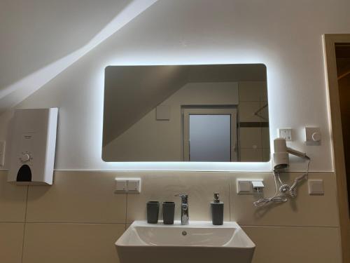 Ένα μπάνιο στο Niwas Apartments