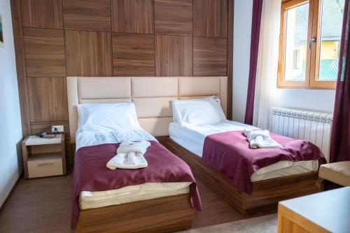 A bed or beds in a room at Borovnica Sweet Apartments