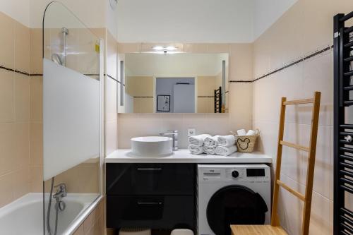 une salle de bain avec un lavabo et une machine à laver dans l'établissement Apartment 2 Bedroomed Near Disneyland Paris with Garden Parking at Serris, à Serris