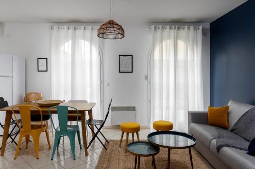 un salon avec un canapé, une table et des chaises dans l'établissement Apartment 2 Bedroomed Near Disneyland Paris with Garden Parking at Serris, à Serris