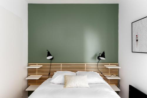 - une chambre dotée d'un lit avec deux lumières dans l'établissement Apartment 2 Bedroomed Near Disneyland Paris with Garden Parking at Serris, à Serris