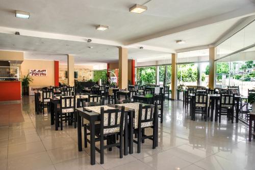 a dining room with tables and chairs in a restaurant at Encanto Del Mar in Ostende