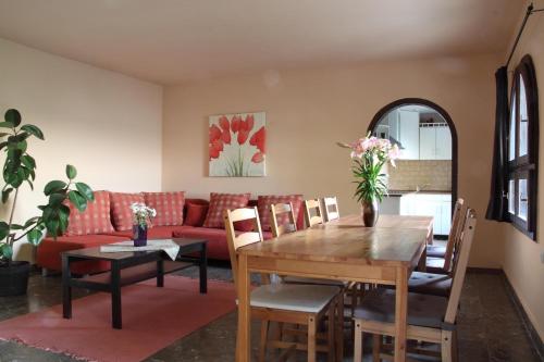 バラトンサールソーにあるAba Beach Houseのリビングルーム(テーブル、赤いソファ付)