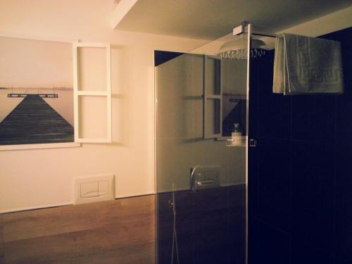 baño con ducha y puerta de cristal en Appartamento B&B Suite Stefanelli, en Taranto
