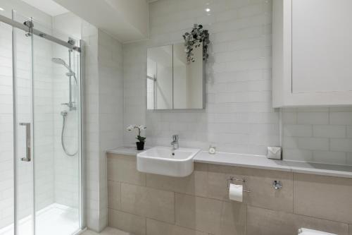 Kylpyhuone majoituspaikassa homely – Central London West End Apartments