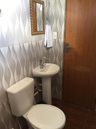 a bathroom with a toilet and a sink at Pousada Mont Hebrom in Ibicoara