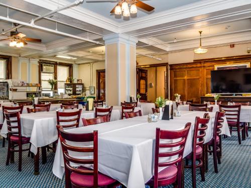 A restaurant or other place to eat at Leo House