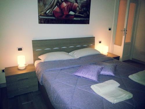 sypialnia z łóżkiem z 2 poduszkami w obiekcie Appartamento B&B Suite Stefanelli w mieście Tarent