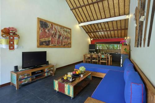 Μια τηλεόραση ή/και κέντρο ψυχαγωγίας στο Villa Agni - BEST location! 3BR villa at the heart of Seminyak
