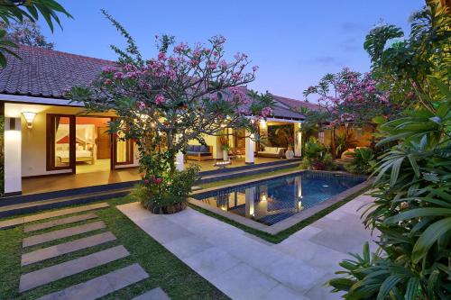 Πισίνα στο ή κοντά στο Villa Agni - BEST location! 3BR villa at the heart of Seminyak