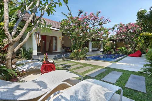 Κήπος έξω από το Villa Agni - BEST location! 3BR villa at the heart of Seminyak