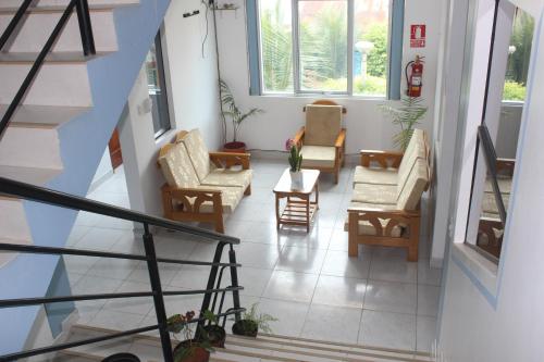 sala de estar con sillas y escalera en Hotel Boulevard, en Puerto Maldonado