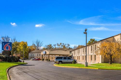 a building with a car parked in a parking lot at Motel 6-Levittown, PA - Bensalem in Levittown