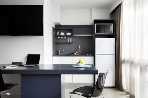 a desk with a laptop and chairs in a room at Punthill Spring Hill in Brisbane