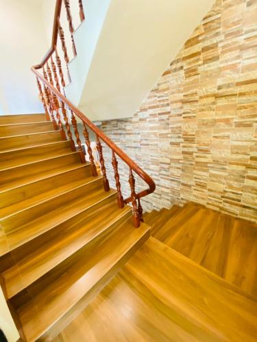 a staircase with wooden floors and a brick wall at Taitung Crabs House in Chenggong
