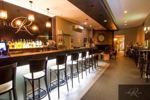 a bar at a restaurant with stools at Quality Inn Dubbo International in Dubbo