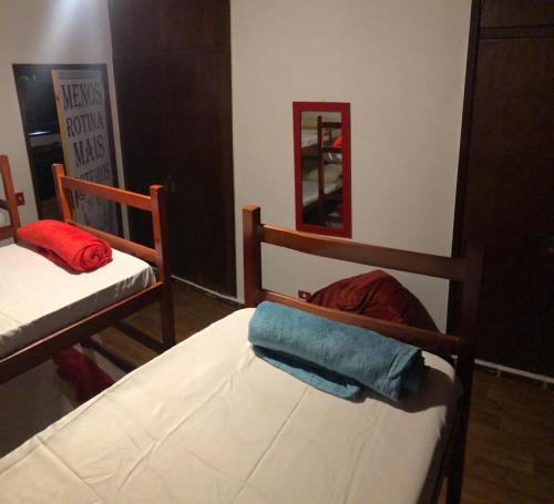 เตียงในห้องที่ Hostel 4 Elementos - 200 metros da Praia de Pernambuco e do Mar Casado