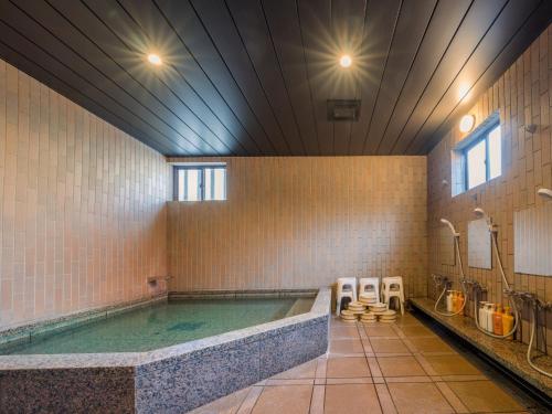 a large bathroom with a swimming pool in a building at 高野山 宿坊 恵光院 -Koyasan Syukubo Ekoin Temple- in Koyasan