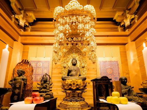 a room filled with statues and a chandelier at 高野山 宿坊 恵光院 -Koyasan Syukubo Ekoin Temple- in Koyasan
