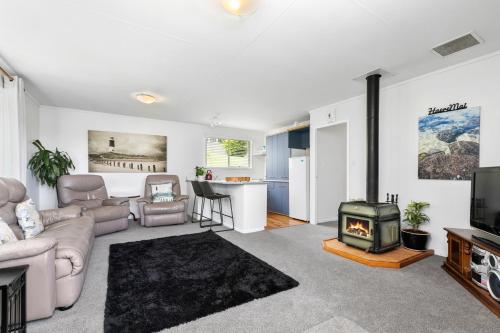 A seating area at Zalonyika NZ - Tauranga Holiday Home