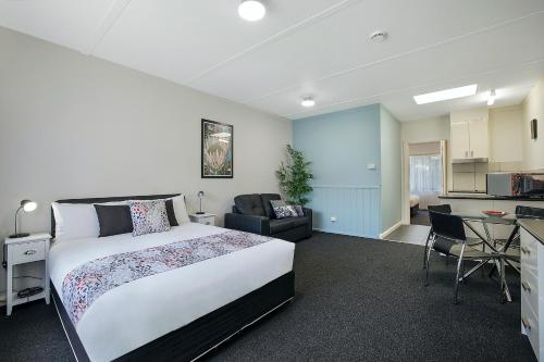 Habitación de hotel con cama y cocina en Hamilton Lakeside Motel en Hamilton