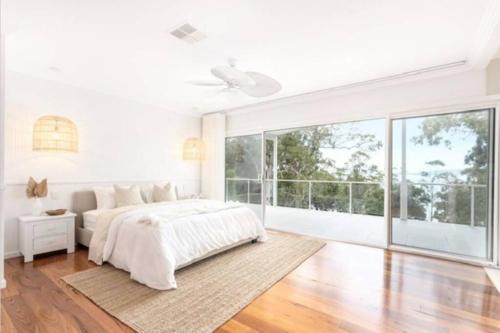 Una cama o camas en una habitación de Bask at Green Point - Between the ocean & the lake